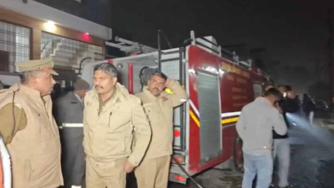 मुजफ्फरनगर में दर्दनाक हादसा, फ्लैट में सिलेंडर ब्लास्ट से लगी आग; जिंदा जल गए एक ही परिवार के 3 लोग मुजफ्फरनगर में दर्दनाक हादसा, फ्लैट में सिलेंडर ब्लास्ट से लगी आग; जिंदा जल गए एक ही परिवार के 3 लोग
