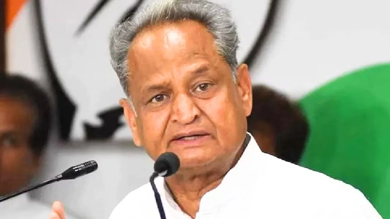 मुद्दों से भटकाने के लिए ‘वंदे मातरम्’ का सहारा, गहलोत ने BJP-RSS पर साधा निशाना मुद्दों से भटकाने के लिए 'वंदे मातरम्' का सहारा, गहलोत ने BJP-RSS पर साधा निशाना