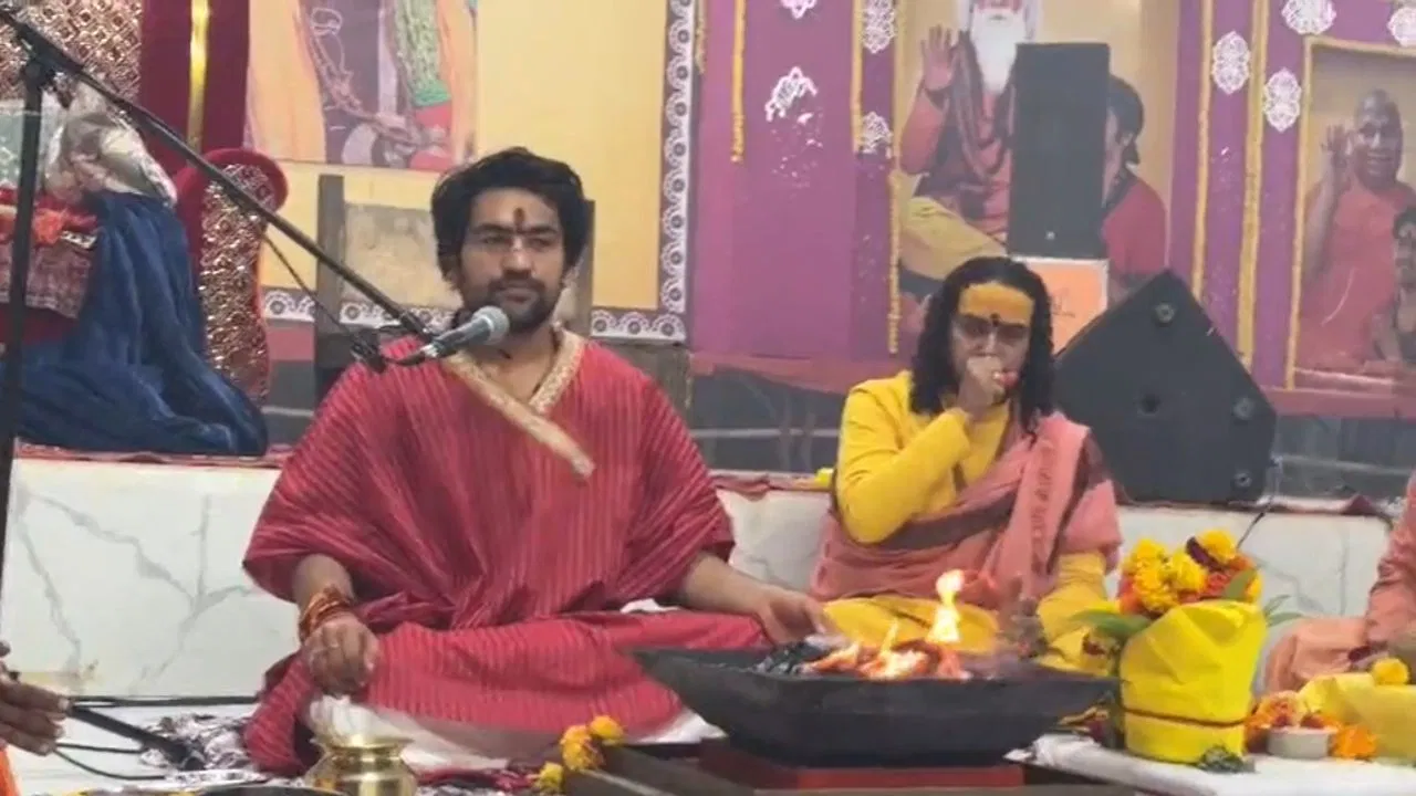 ‘मेरा संन्यासी’ पुस्तक लिखने के लिए 7 दिन के एकांतवास पर निकले बागेश्वर महाराज, जानें किसकी जीवनी लिख रहे किताब 'मेरा संन्यासी' पुस्तक लिखने के लिए 7 दिन के एकांतवास पर निकले बागेश्वर महाराज, जानें किसकी जीवनी लिख रहे किताब