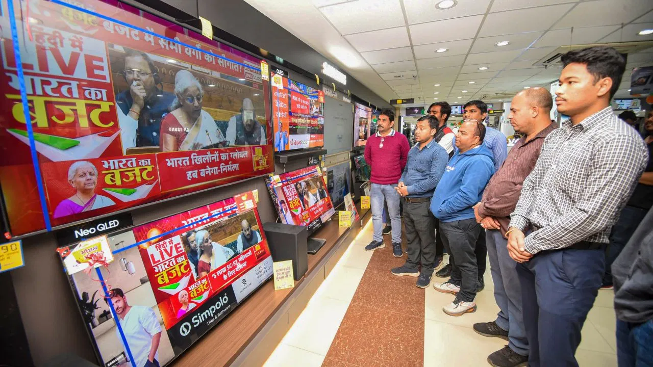 रुपए की गिरावट बढ़ाएगा महंगाई, जनवरी से महंगा हो सकता टेलीविजन रुपए की गिरावट बढ़ाएगा महंगाई, जनवरी से महंगा हो सकता टेलीविजन