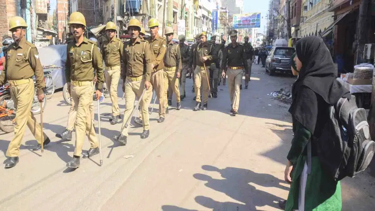 रेलवे की 29 एकड़ जमीन, 500 परिवार… बनभूलपुरा से क्या हटेगा अतिक्रमण? कोर्ट की सुनवाई से पहले छावनी बना हल्द्वानी शहर रेलवे की 29 एकड़ जमीन, 500 परिवार... बनभूलपुरा से क्या हटेगा अतिक्रमण? कोर्ट की सुनवाई से पहले छावनी बना हल्द्वानी शहर