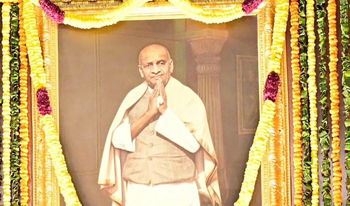 लौहपुरुष सरदार पटेल और एकीकृत भारत की नींव लौहपुरुष सरदार पटेल और एकीकृत भारत की नींव