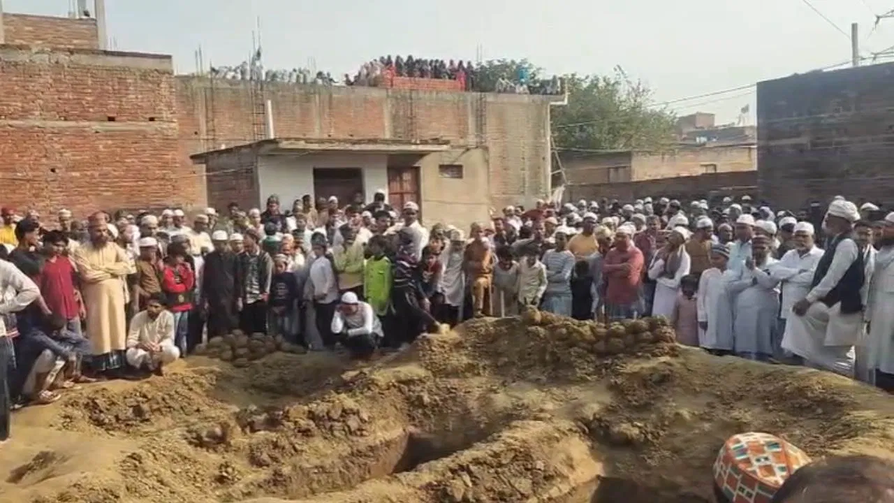 वाराणसी: परिवार में 5 की मौत पर रो रहा था दोस्त, सुपुर्द-ए-खाक होते देख संभाल नहीं पाएं, कब्रिस्तान में हार्ट अटैक से गई जान वाराणसी: परिवार में 5 की मौत पर रो रहा था दोस्त, सुपुर्द-ए-खाक होते देख संभाल नहीं पाएं, कब्रिस्तान में हार्ट अटैक से गई जान