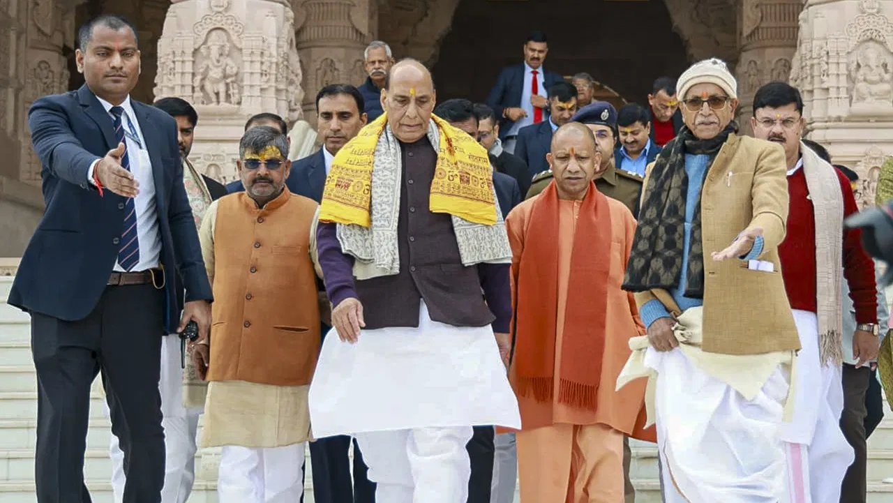 विपक्ष पर योगी-राजनाथ का डबल अटैक, अयोध्या में रक्षा मंत्री ने कहा- सबका समय आता है विपक्ष पर योगी-राजनाथ का डबल अटैक, अयोध्या में रक्षा मंत्री ने कहा- सबका समय आता है