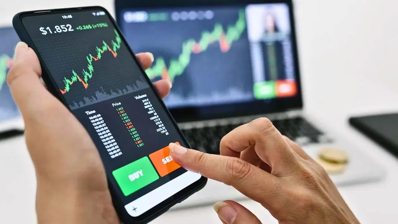 व्हाट्सऐप पर महिला से हुई दोस्ती, ट्रेडिंग के नाम पर ग्रेटर नोएडा के कारोबारी को लगाई 1.24 करोड़ की चपत व्हाट्सऐप पर महिला से हुई दोस्ती, ट्रेडिंग के नाम पर ग्रेटर नोएडा के कारोबारी को लगाई 1.24 करोड़ की चपत