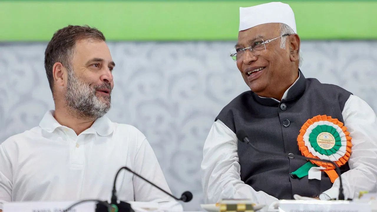 संसद में सरकार को घेरने का एजेंडा सेट, शीतकालीन सत्र से पहले कांग्रेस की बड़ी बैठक संसद में सरकार को घेरने का एजेंडा सेट, शीतकालीन सत्र से पहले कांग्रेस की बड़ी बैठक