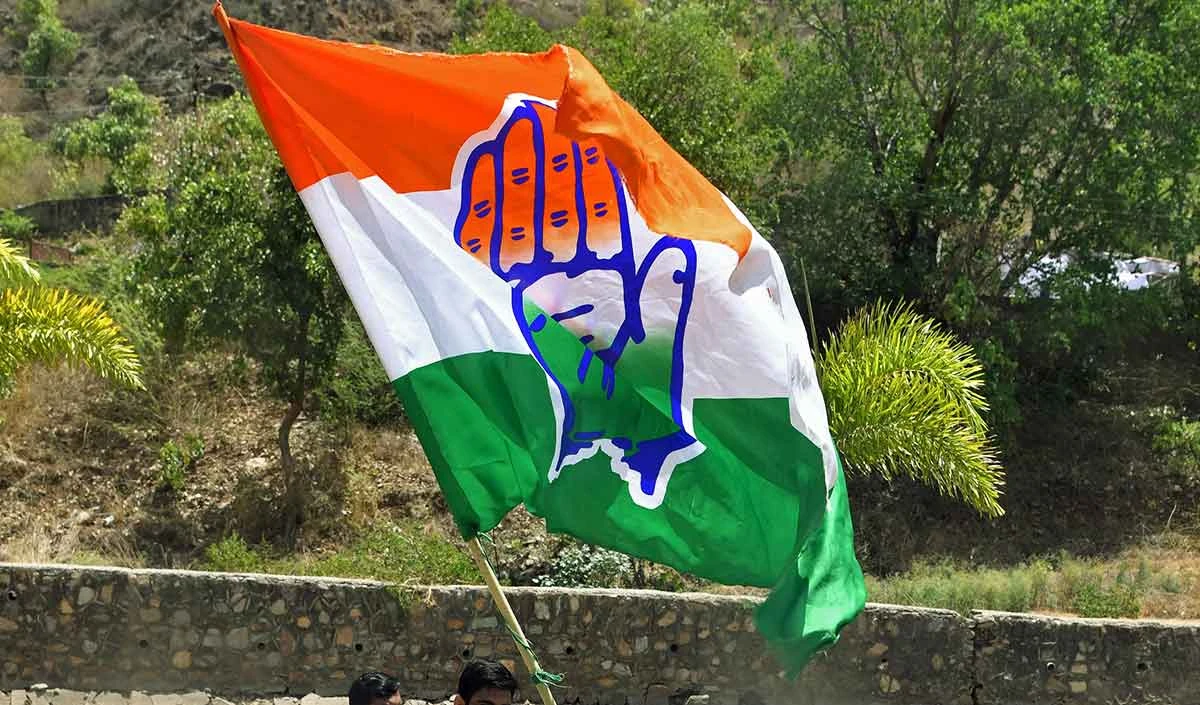 सत्ता लोलुपता से आई कांग्रेस बिखराव के कगार पर सत्ता लोलुपता से आई कांग्रेस बिखराव के कगार पर