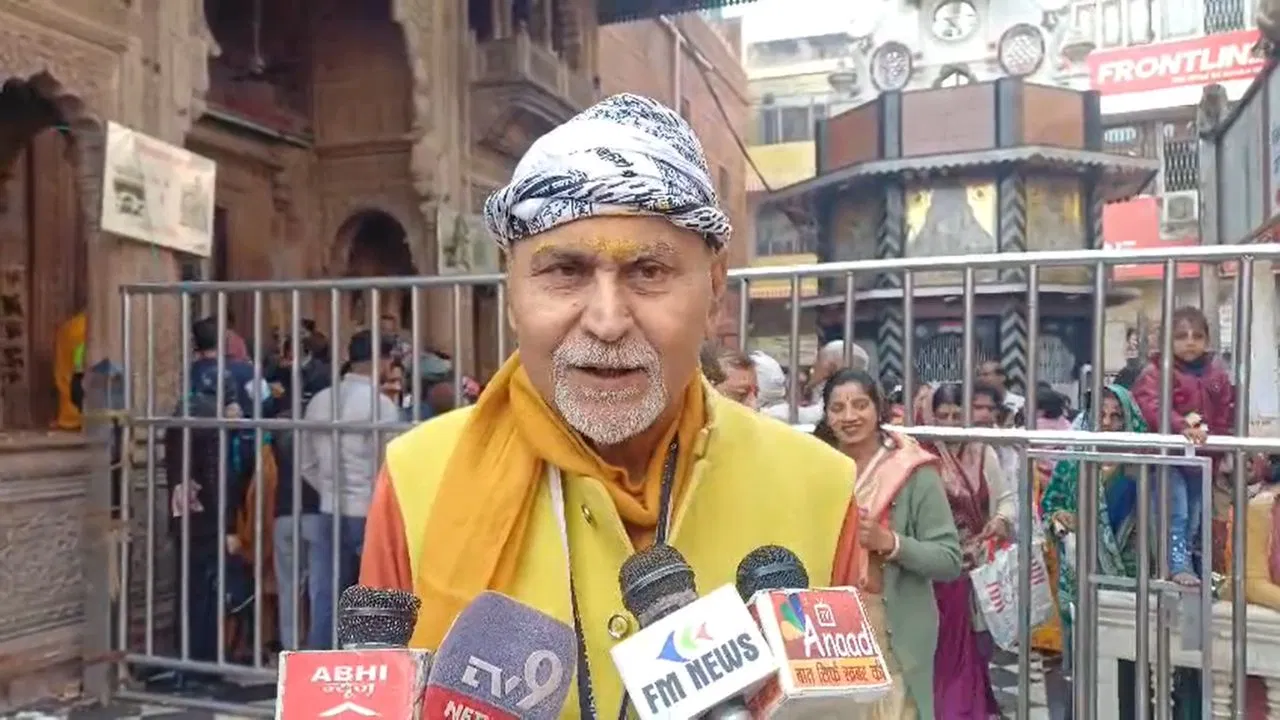 समय पर नहीं पहुंचे बांके बिहारी के हलवाई, टूट गई वर्षों पुरानी परंपरा… नहीं लग सका बाल भोग समय पर नहीं पहुंचे बांके बिहारी के हलवाई, टूट गई वर्षों पुरानी परंपरा... नहीं लग सका बाल भोग