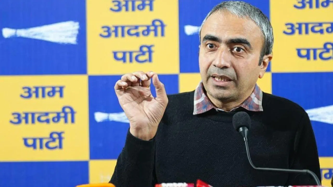 सर्दी में बच्चे टाट-पट्टी पर बैठने को मजबूर…स्कूलों को लेकर हरियाणा सरकार पर AAP का हमला सर्दी में बच्चे टाट-पट्टी पर बैठने को मजबूर...स्कूलों को लेकर हरियाणा सरकार पर AAP का हमला