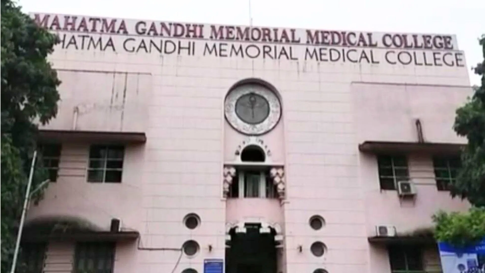 सस्पेंड होने के बाद भी नहीं सुधर रहे सीनियर्स! शराब पिलाकर डांस करवाया, मारपीट की… इंदौर के MGM कॉलेज में फिर रैंगिंग सस्पेंड होने के बाद भी नहीं सुधर रहे सीनियर्स! शराब पिलाकर डांस करवाया, मारपीट की... इंदौर के MGM कॉलेज में फिर रैंगिंग