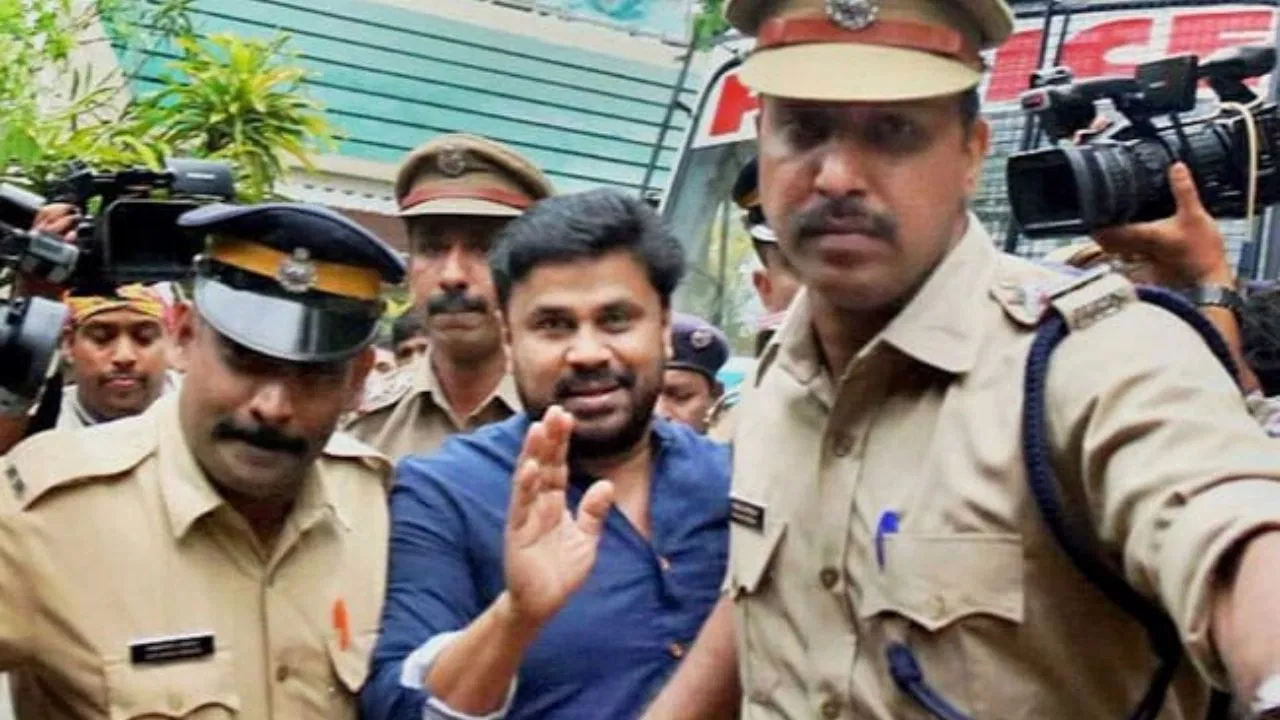 साउथ एक्ट्रेस गैंगरेप केस में आज फैसला, मलयालम फिल्मों के हीरो दिलीप भी आरोपी, जानें पूरा मामला साउथ एक्ट्रेस गैंगरेप केस में आज फैसला, मलयालम फिल्मों के हीरो दिलीप भी आरोपी, जानें पूरा मामला