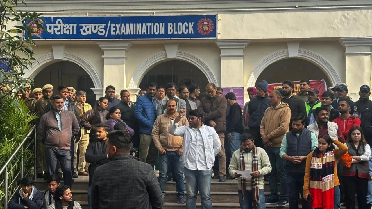 सेमेस्टर एग्जाम कराने में फेल हुआ DU! गड़बड़झाले के विरोध मेंABVP का प्रदर्शन, दोषियों के खिलाफ कार्रवाई की मांग सेमेस्टर एग्जाम कराने में फेल हुआ DU! गड़बड़झाले के विरोध मेंABVP का प्रदर्शन, दोषियों के खिलाफ कार्रवाई की मांग