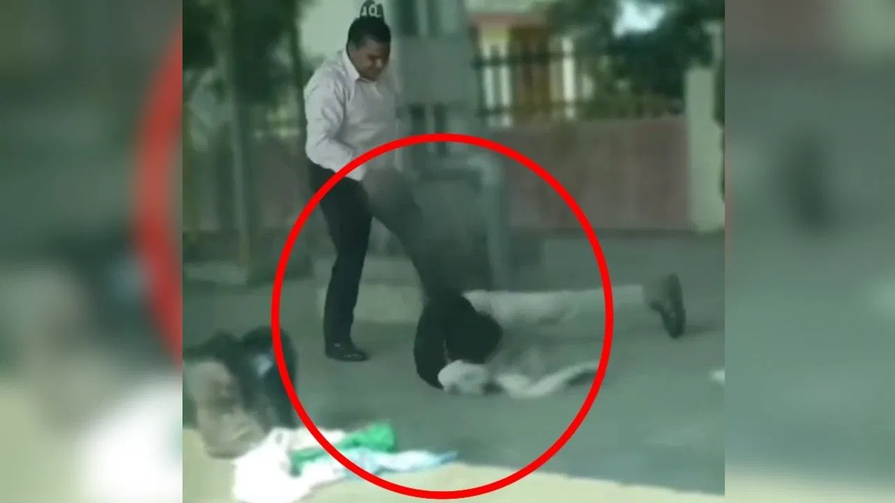 स्टेशन पर सो रहा था दिव्यांग, देखते ही आग बबूला हो गया GRP हेड कांस्टेबल, लात-घूसे और जूते से पीटा स्टेशन पर सो रहा था दिव्यांग, देखते ही आग बबूला हो गया GRP हेड कांस्टेबल, लात-घूसे और जूते से पीटा
