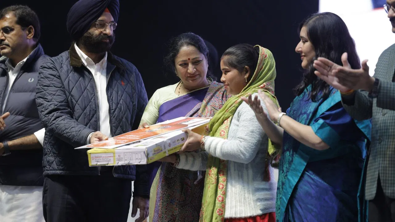 स्वच्छ रसोई से स्वस्थ दिल्ली तक,CM रेखा गुप्ता ने 5100 महिलाओं को दिया ‘उज्ज्वला’ का उपहार स्वच्छ रसोई से स्वस्थ दिल्ली तक,CM रेखा गुप्ता ने 5100 महिलाओं को दिया 'उज्ज्वला' का उपहार