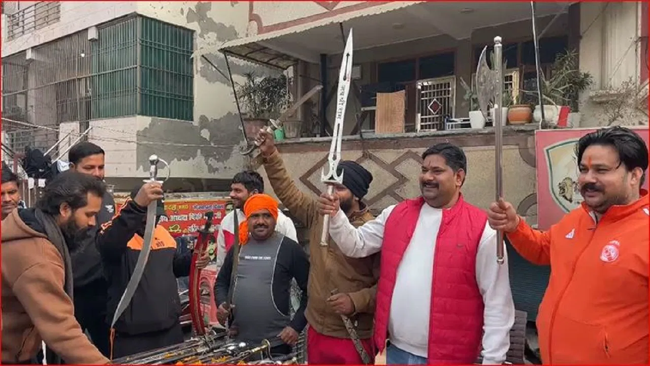 ‘हम नहीं चाहते जैसे बांग्लादेश में…’, गाजियाबाद में हिंदू रक्षा दल ने सरेआम बांटी थीं तलवारें, 10 अरेस्ट 'हम नहीं चाहते जैसे बांग्लादेश में...', गाजियाबाद में हिंदू रक्षा दल ने सरेआम बांटी थीं तलवारें, 10 अरेस्ट