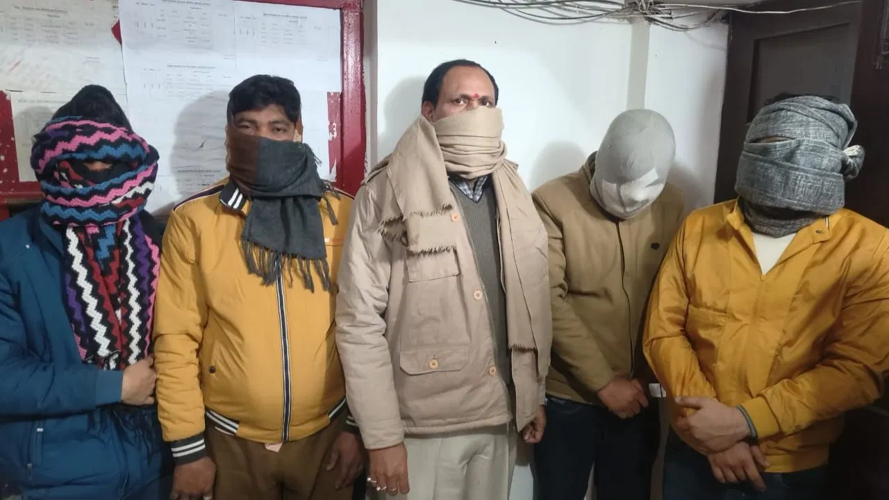 15000 किराये के घर में ये क्या? अंदर का नजारा देख दंग रह गई प्रयागराज पुलिस, हर कमरे से मिला एक कपल 15000 किराये के घर में ये क्या? अंदर का नजारा देख दंग रह गई प्रयागराज पुलिस, हर कमरे से मिला एक कपल