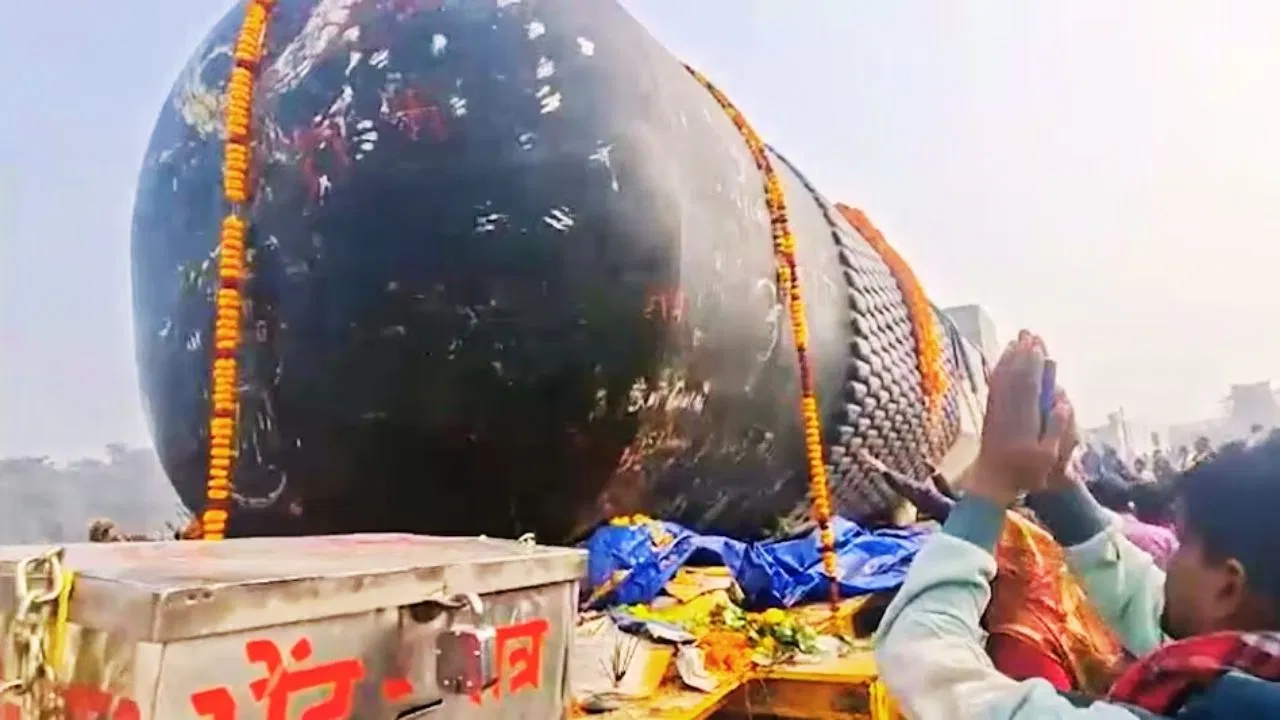 18 फीट की माला, काशी से पंडित, विदेश से आए फूल… ‘विराट रामायण मंदिर’ में कल शिवलिंग की स्थापना 18 फीट की माला, काशी से पंडित, विदेश से आए फूल... 'विराट रामायण मंदिर' में कल शिवलिंग की स्थापना