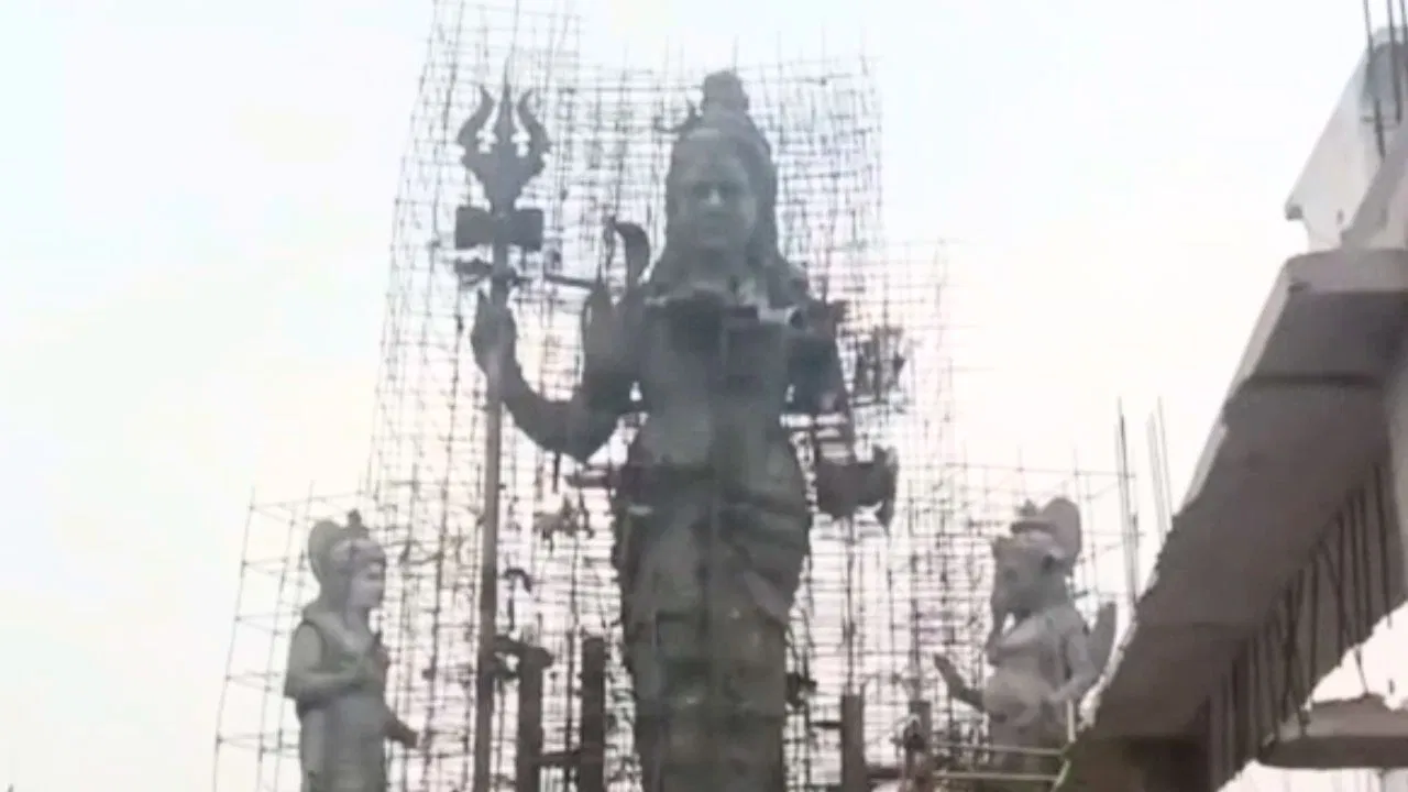 200 कारीगर बना रहे 108 फीट ऊंची प्रतिमा, बिहार में यहां जल्द कर पाएंगे अर्धनारीश्वर का दर्शन 200 कारीगर बना रहे 108 फीट ऊंची प्रतिमा, बिहार में यहां जल्द कर पाएंगे अर्धनारीश्वर का दर्शन