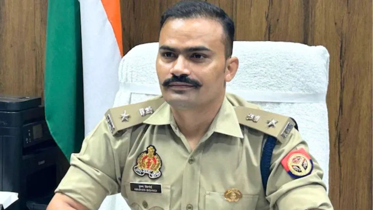 5 वकील, 6 घंटे पूछताछ और 140 सवाल… संभल हिंसा पर SP केके बिश्नोई का लिया गया बयान 5 वकील, 6 घंटे पूछताछ और 140 सवाल... संभल हिंसा पर SP केके बिश्नोई का लिया गया बयान