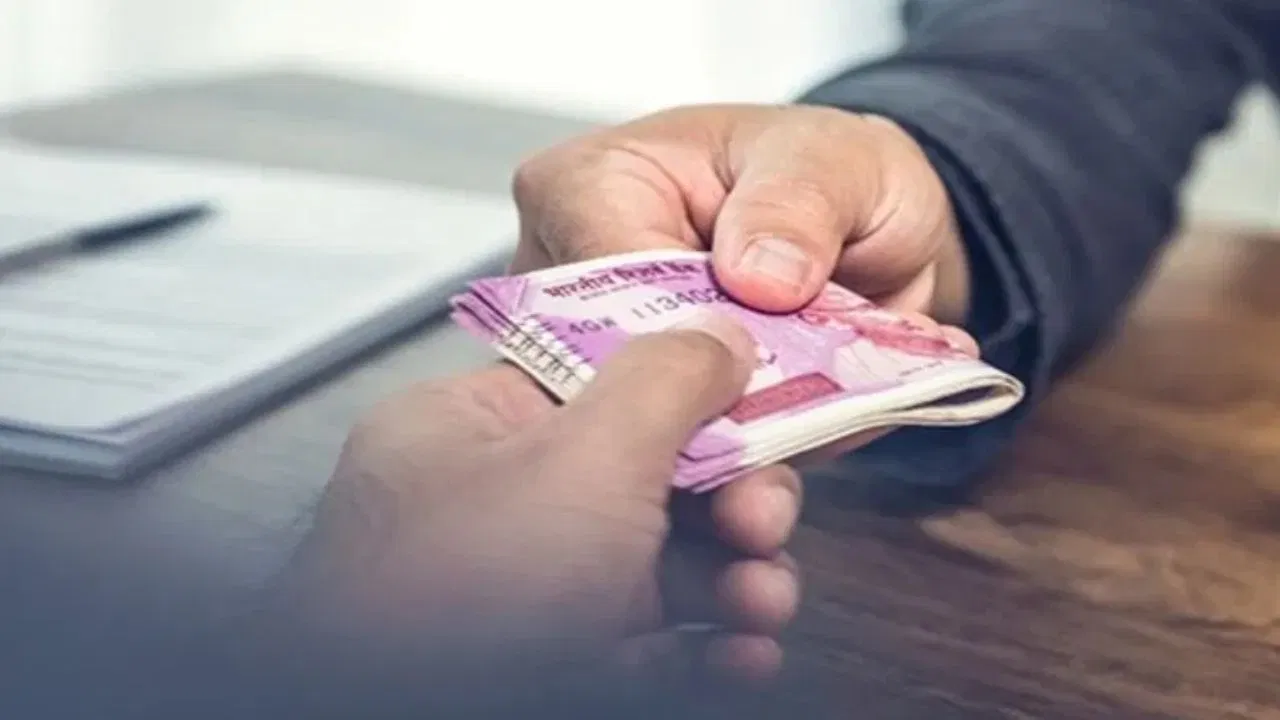 ’50 हजार दो, केस खत्म’… वाराणसी में 20000 घूस लेते दारोगा-सिपाही गिरफ्तार, एंटी करप्शन टीम ने पकड़ा '50 हजार दो, केस खत्म'... वाराणसी में 20000 घूस लेते दारोगा-सिपाही गिरफ्तार, एंटी करप्शन टीम ने पकड़ा