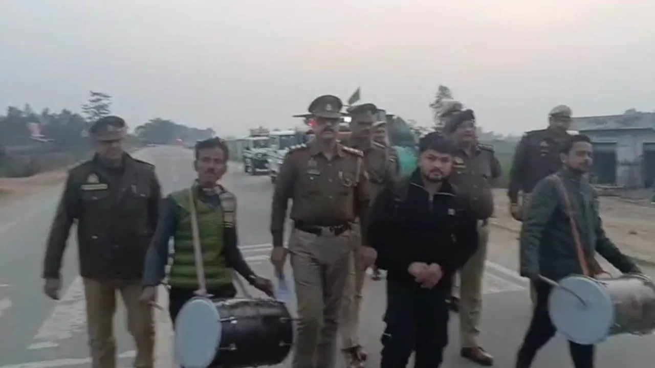 6 महीने के लिए जिले में एंट्री बैन, ढोल-नगाड़ों के साथ हुई मुनादी; बरेली में सट्टा माफिया तन्नू पर पुलिस का एक्शन 6 महीने के लिए जिले में एंट्री बैन, ढोल-नगाड़ों के साथ हुई मुनादी; बरेली में सट्टा माफिया तन्नू पर पुलिस का एक्शन