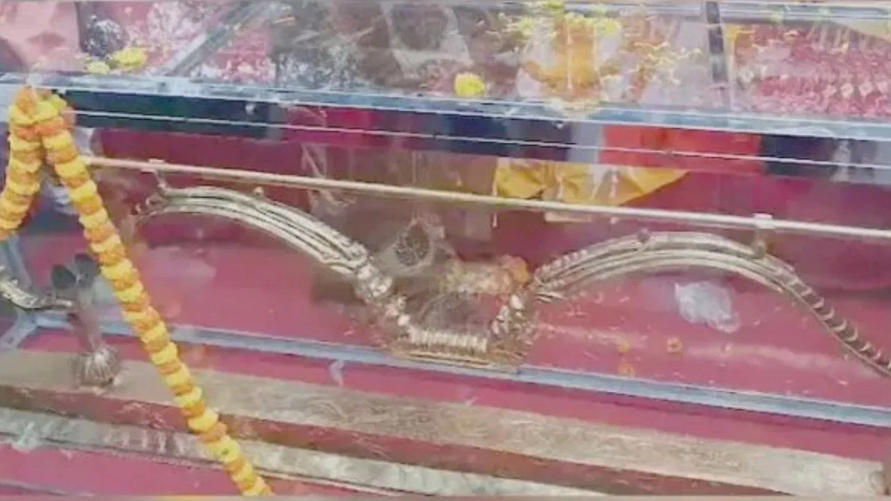8 फीट लंबा, 3 फीट चौड़ा, 286KG वजन… ओडिशा से अयोध्या चला प्रभु श्रीराम का ‘स्वर्ण धनुष’, जानें कब पहुंचेगा 8 फीट लंबा, 3 फीट चौड़ा, 286KG वजन... ओडिशा से अयोध्या चला प्रभु श्रीराम का 'स्वर्ण धनुष', जानें कब पहुंचेगा