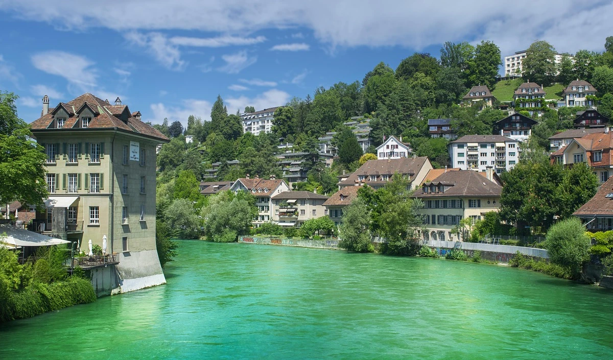 Breaking News | Switzerland Explosion | नये साल की रात स्विट्जरलैंड में तबाही! बार में धमाके से कई लोगों की मौत, जानें क्या हुआ Breaking News | Switzerland Explosion | नये साल की रात स्विट्जरलैंड में तबाही! बार में धमाके से कई लोगों की मौत, जानें क्या हुआ