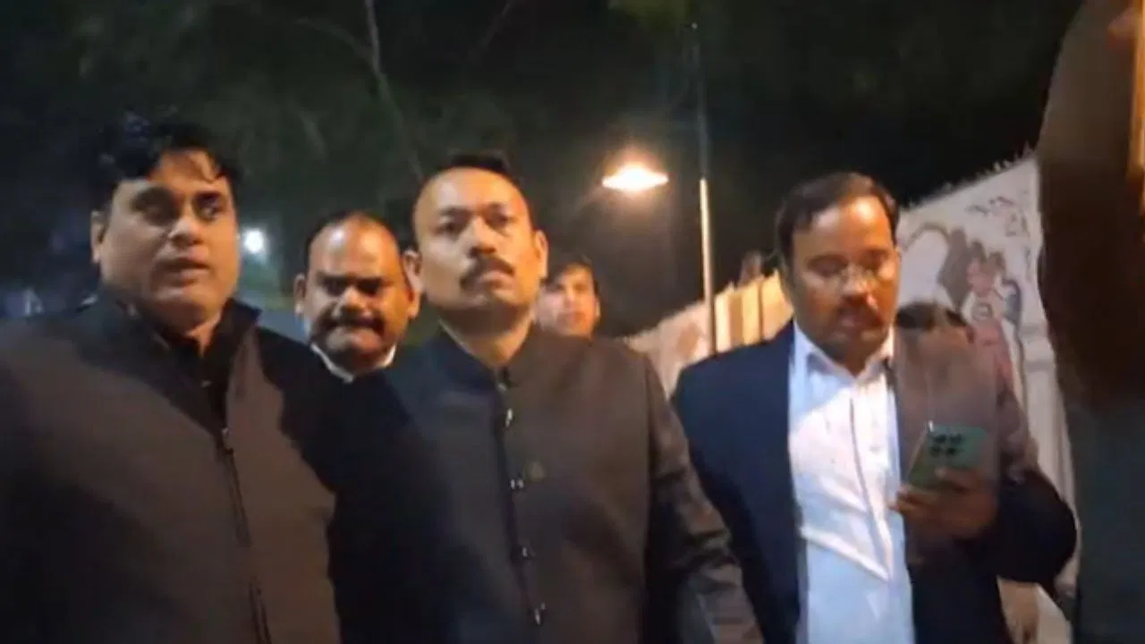 ‘DM ने 20 मिनट बंधक बनाए रखा…’, बरेली सिटी मजिस्ट्रेट अलंकार अग्निहोत्री का आरोप, बोले- 2 घंटे में आवास खाली करने को कहा 'DM ने 20 मिनट बंधक बनाए रखा...', बरेली सिटी मजिस्ट्रेट अलंकार अग्निहोत्री का आरोप, बोले- 2 घंटे में आवास खाली करने को कहा
