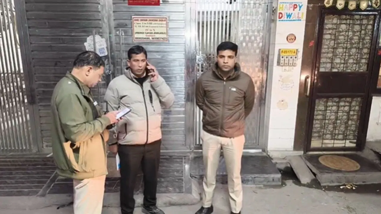 Delhi Crime: दिल्ली के लक्ष्मी नगर में ट्रिपल मर्डर, बेटे ने मां-बहन और भाई की हत्या की; फिर खुद थाने में किया सरेंडर Delhi Crime: दिल्ली के लक्ष्मी नगर में ट्रिपल मर्डर, बेटे ने मां-बहन और भाई की हत्या की; फिर खुद थाने में किया सरेंडर