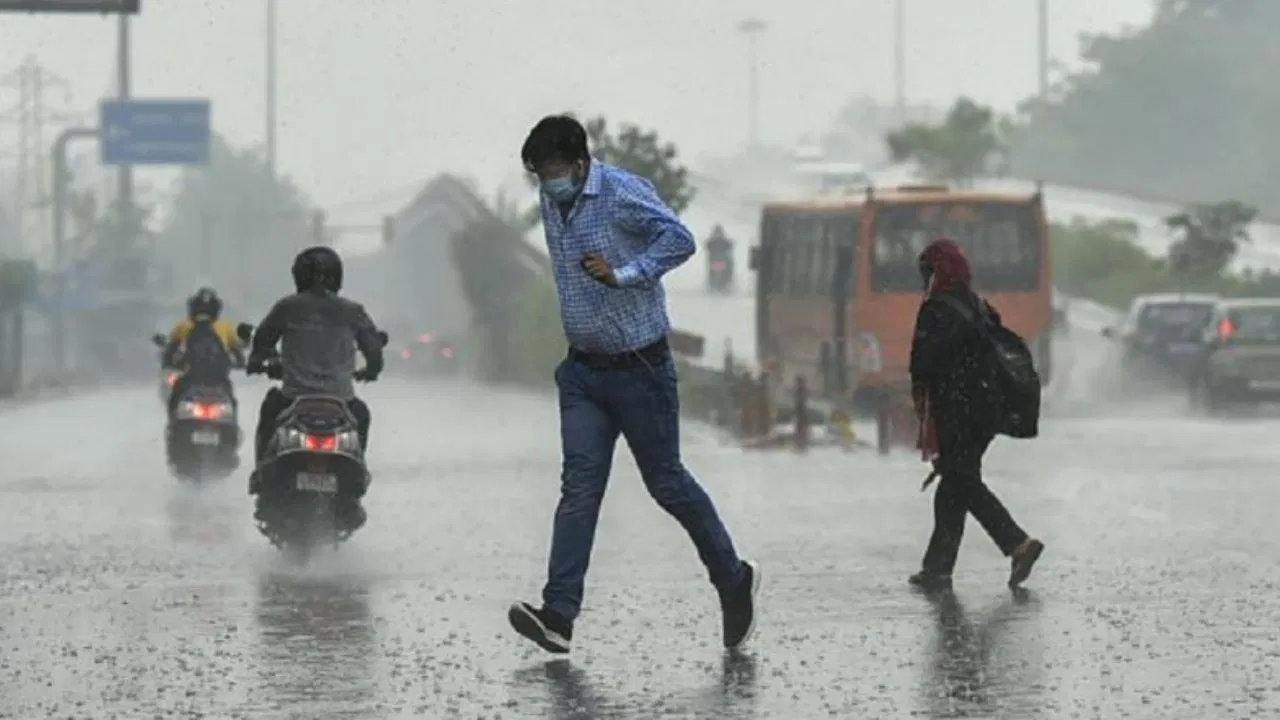 Delhi Weather: दिल्ली-NCR का बदला मौसम, कई इलाकों में बारिश, अब भी AQI 300 पार Delhi Weather: दिल्ली-NCR का बदला मौसम, कई इलाकों में बारिश, अब भी AQI 300 पार