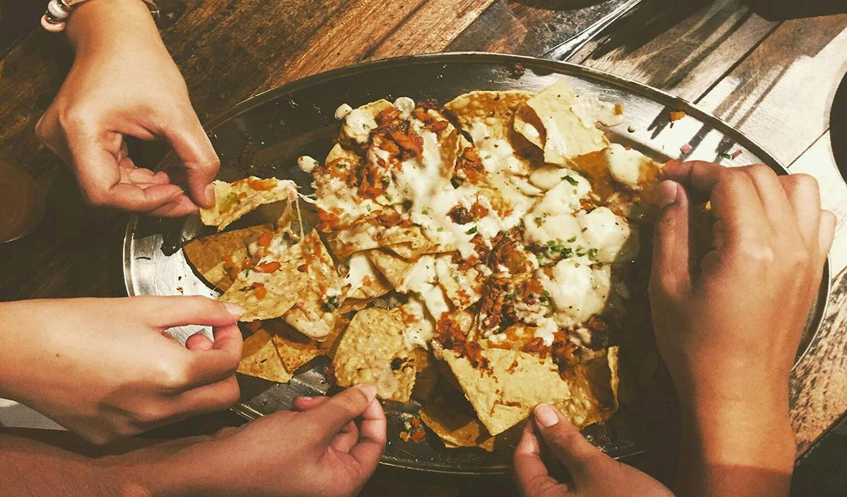How To Balance Overeating: पार्टी में कर लिया है ओवरईट तो करें ये उपाय How To Balance Overeating: पार्टी में कर लिया है ओवरईट तो करें ये उपाय