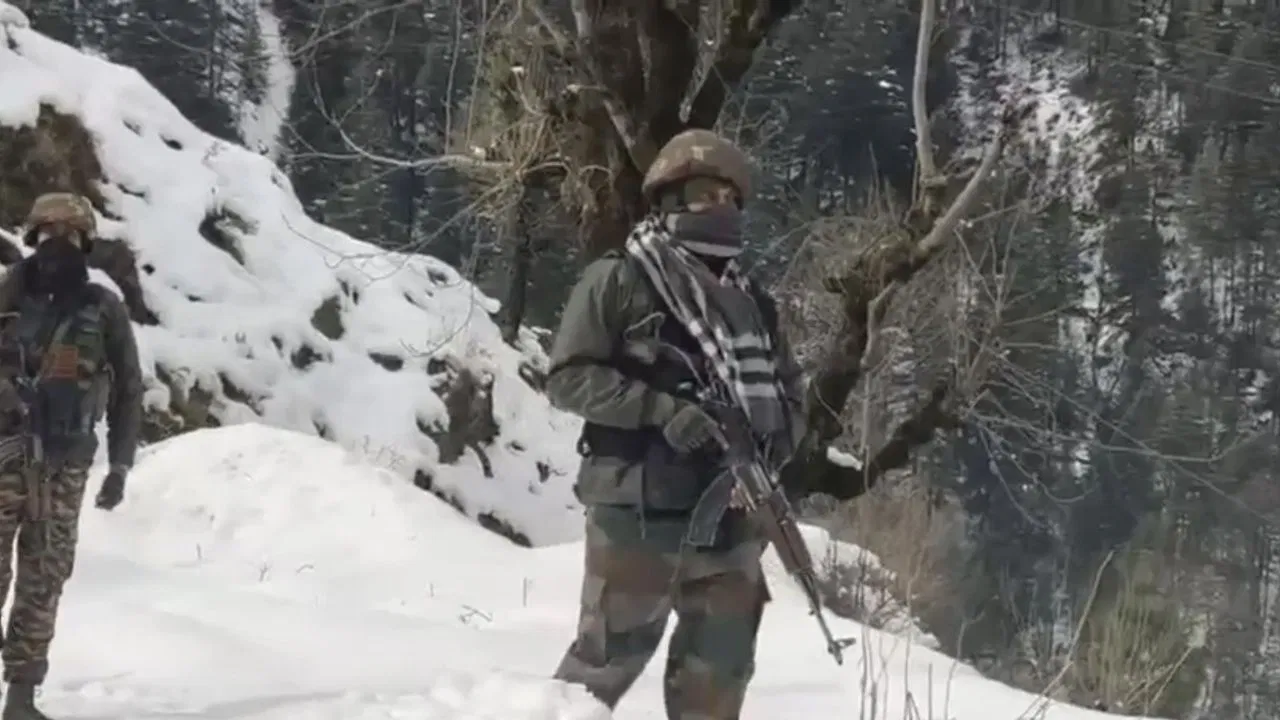 J-K के किश्तवाड़ में मुठभेड़, सुरक्षाबलों ने 2 से 3 आतंकियों को घेरा J-K के किश्तवाड़ में मुठभेड़, सुरक्षाबलों ने 2 से 3 आतंकियों को घेरा