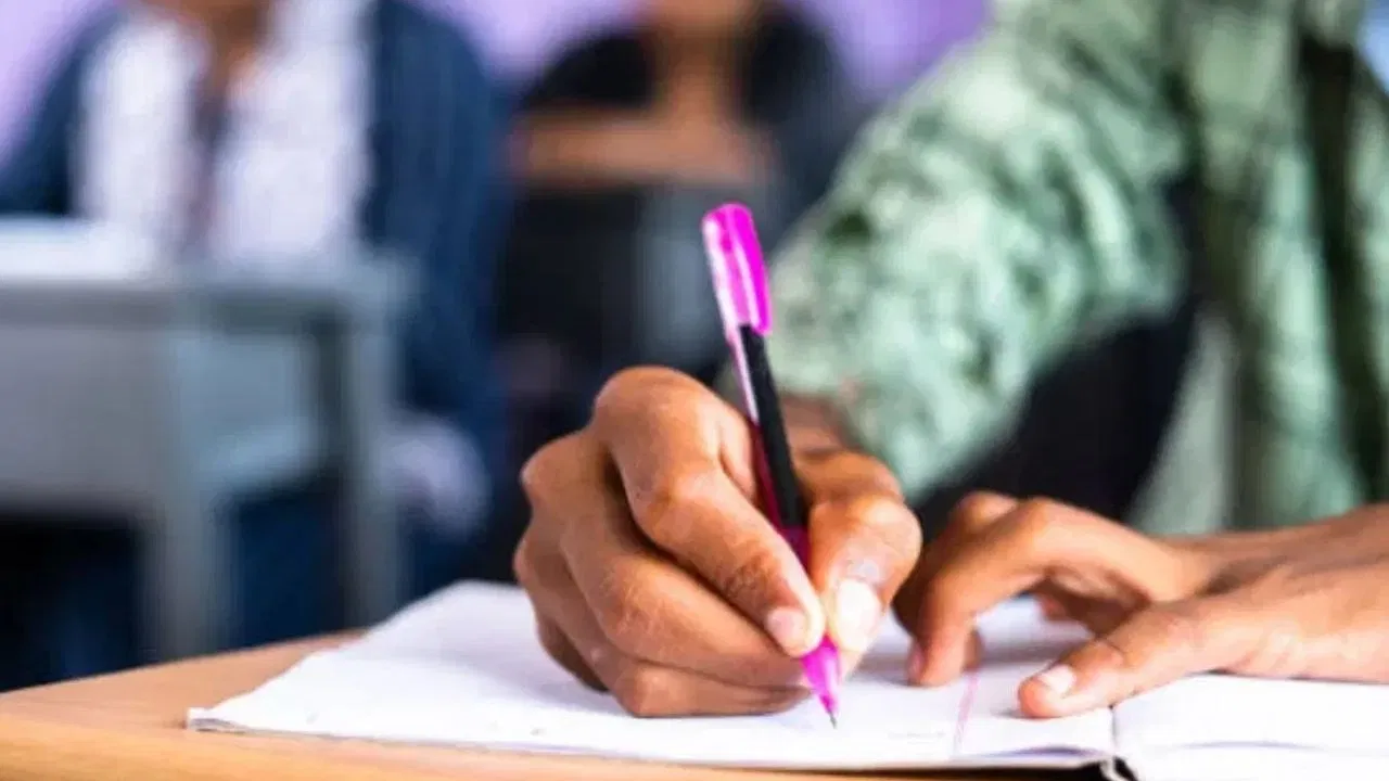 JEE Main 2026: जेईई मेन के पहले दिन मैथ्स ने उलझाया, फिजिक्स के आसान थे सवाल, एक्सपर्ट ने पेपर को बताया कठिन JEE Main 2026: जेईई मेन के पहले दिन मैथ्स ने उलझाया, फिजिक्स के आसान थे सवाल, एक्सपर्ट ने पेपर को बताया कठिन