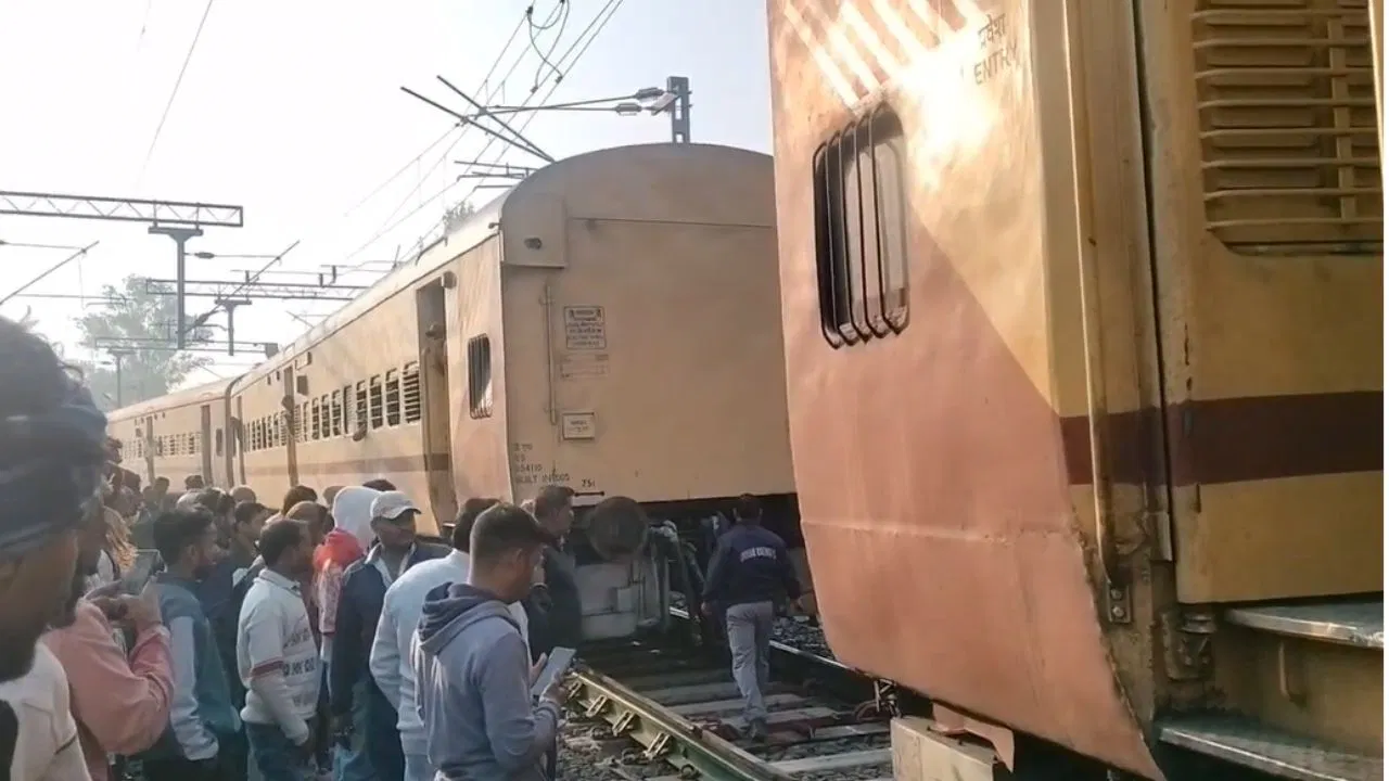 MP के छिंदवाड़ा में 2 हिस्सों में बटी लोकल ट्रेन, इंजन से अलग हुए 3 डिब्बे; यात्रियों में मचा हड़कंप MP के छिंदवाड़ा में 2 हिस्सों में बटी लोकल ट्रेन, इंजन से अलग हुए 3 डिब्बे; यात्रियों में मचा हड़कंप