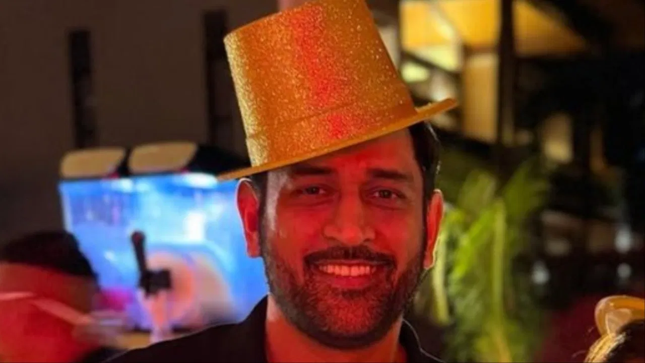 MS Dhoni: धोनी ने थाईलैंड में किसके साथ मनाया नया साल? MS Dhoni: धोनी ने थाईलैंड में किसके साथ मनाया नया साल?