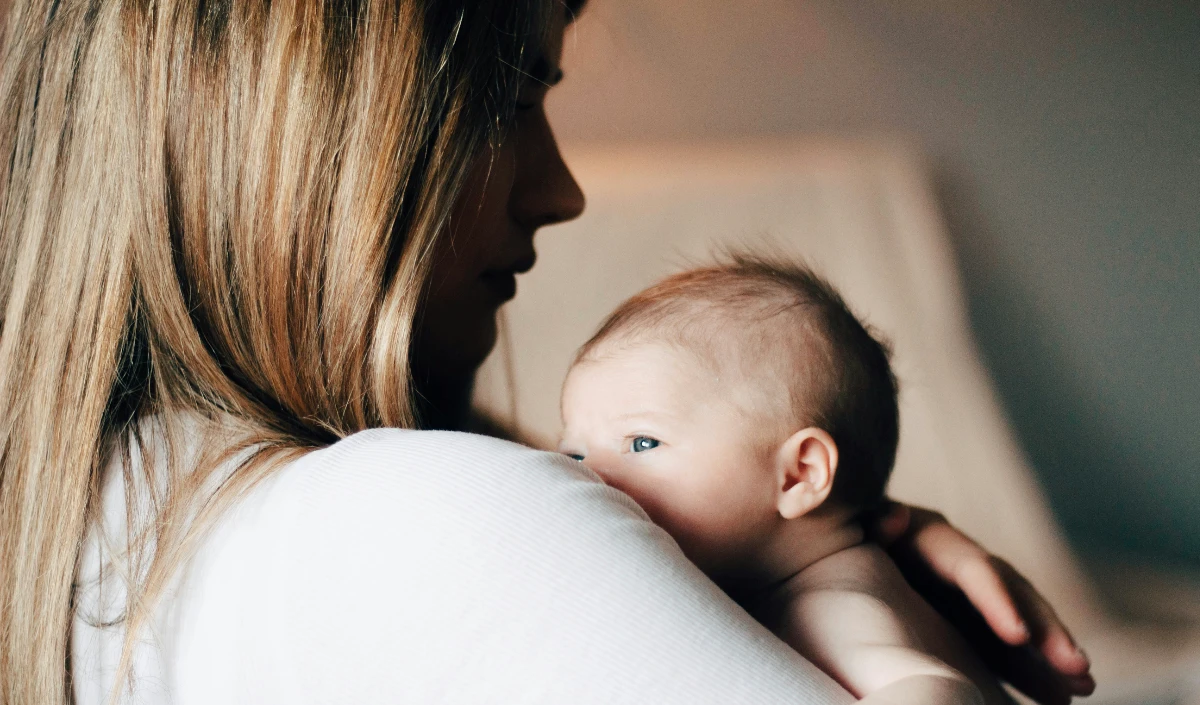 New Moms की उदासी को न करें Ignore, ये हो सकते हैं Postpartum Blues के Signs, जानें उपाय New Moms की उदासी को न करें Ignore, ये हो सकते हैं Postpartum Blues के Signs, जानें उपाय