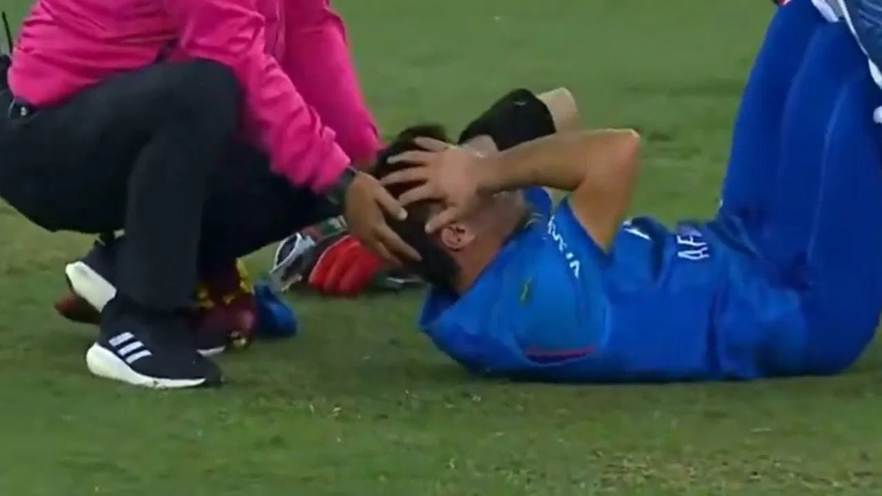Rahmanullah Gurbaz Injury: फील्डर ने गर्दन पर मारी गेंद, जमीन पर तड़पने लगे रहमनुल्लाह गुरबाज, देखें Video Rahmanullah Gurbaz Injury: फील्डर ने गर्दन पर मारी गेंद, जमीन पर तड़पने लगे रहमनुल्लाह गुरबाज, देखें Video
