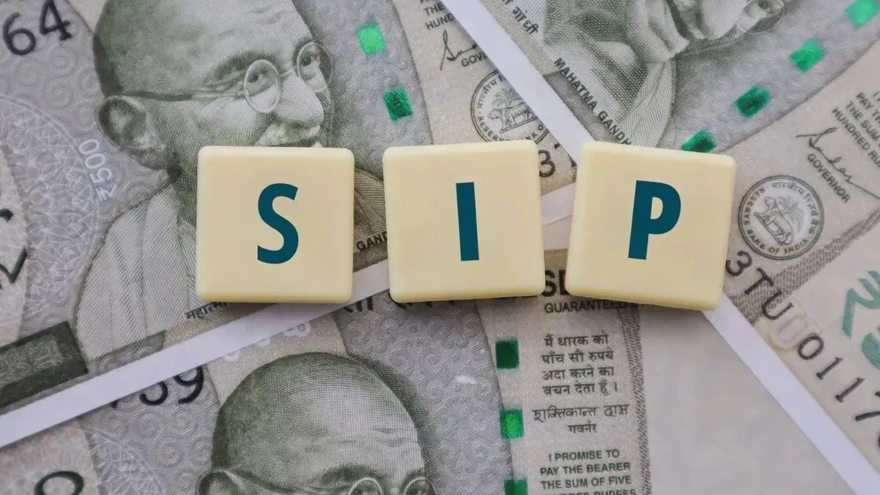 SIP रोकना पड़ सकता है भारी, छोटी गलती से हो सकता है ₹1.5 करोड़ तक का नुकसान SIP रोकना पड़ सकता है भारी, छोटी गलती से हो सकता है ₹1.5 करोड़ तक का नुकसान