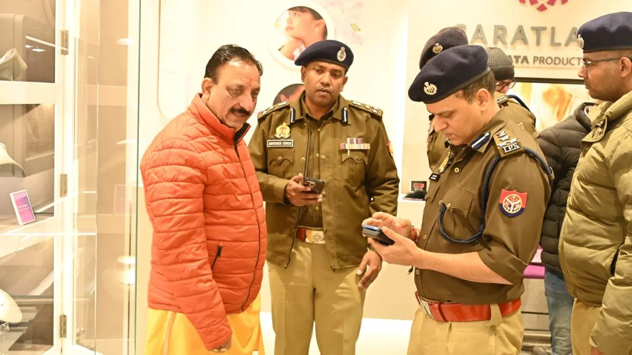 Saharanpur News: टाटा के डायमंड शोरूम में करोड़ों की चोरी, छत के रास्ते घुसे बदमाश; DIG आवास के पास ही बड़ी वारदात Saharanpur News: टाटा के डायमंड शोरूम में करोड़ों की चोरी, छत के रास्ते घुसे बदमाश; DIG आवास के पास ही बड़ी वारदात