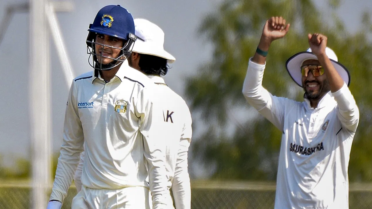 Shubman Gill: शुभमन गिल ने पार्थ भुत के सामने किया लगातार दूसरी बार सरेंडर, जानिए कौन है ये खिलाड़ी? Shubman Gill: शुभमन गिल ने पार्थ भुत के सामने किया लगातार दूसरी बार सरेंडर, जानिए कौन है ये खिलाड़ी?