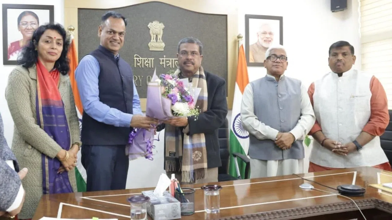 TET: टीचरों के लिए अनिवार्य टीईटी मामले का होगा समाधान! शिक्षा मंत्री धर्मेंद्र प्रधान ने NCTE को दिए निर्देश TET: टीचरों के लिए अनिवार्य टीईटी मामले का होगा समाधान! शिक्षा मंत्री धर्मेंद्र प्रधान ने NCTE को दिए निर्देश