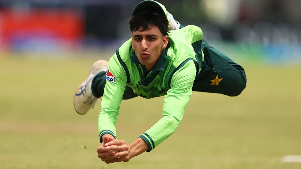U19 World Cup: पाकिस्तानी खिलाड़ी और ऐसी फील्डिंग! हैरतअंगेज कैच देखकर आंखों पर नहीं होगा यकीन, VIDEO U19 World Cup: पाकिस्तानी खिलाड़ी और ऐसी फील्डिंग! हैरतअंगेज कैच देखकर आंखों पर नहीं होगा यकीन, VIDEO