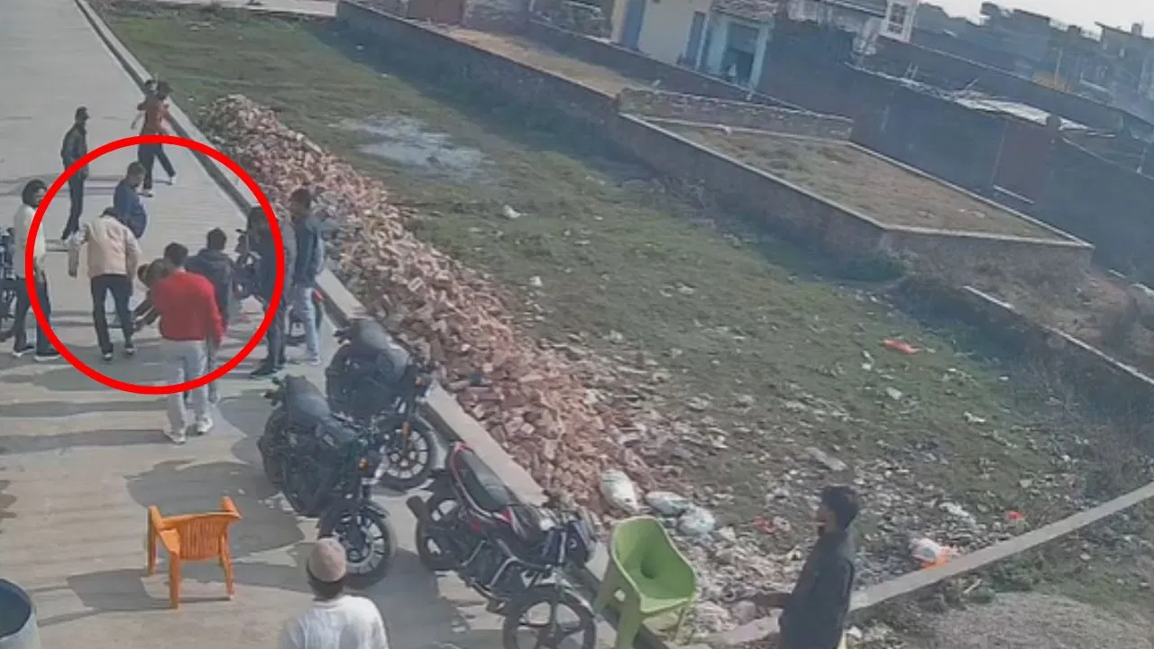 UP: कुर्सी पर बैठाया, थप्पड़ बरसाए, फिर मार दी गोली… बिजनौर में युवक पर टूटा दबंगों का कहर UP: कुर्सी पर बैठाया, थप्पड़ बरसाए, फिर मार दी गोली... बिजनौर में युवक पर टूटा दबंगों का कहर