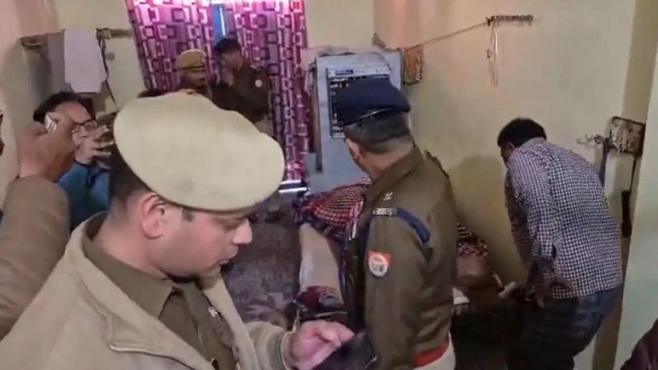 UP के एटा में बड़ी वारदात, दिनदहाड़े एक ही परिवार के 4 लोगों का मर्डर UP के एटा में बड़ी वारदात, दिनदहाड़े एक ही परिवार के 4 लोगों का मर्डर