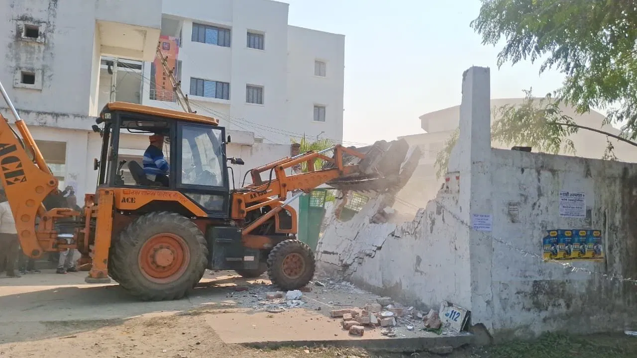 UP: बहराइच में 10 मजारों पर चला बुलडोजर, सरकारी जमीन पर बनी थीं; पुलिस ने कराया ध्वस्त UP: बहराइच में 10 मजारों पर चला बुलडोजर, सरकारी जमीन पर बनी थीं; पुलिस ने कराया ध्वस्त