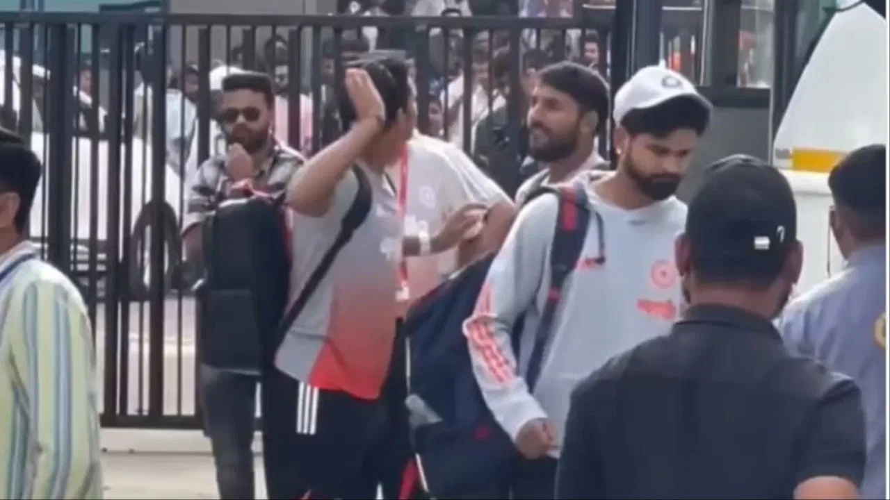 VIDEO: यशस्वी जायसवाल से थप्पड़ खाते-खाते बचे ध्रुव जुरेल, कर दी ऐसी हरकत VIDEO: यशस्वी जायसवाल से थप्पड़ खाते-खाते बचे ध्रुव जुरेल, कर दी ऐसी हरकत
