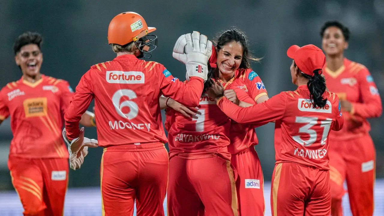 WPL 2026: प्लेऑफ की रेस में यूपी वॉरियर्स को बड़ा झटका, सोफी डिवाइन के दम पर जीती गुजरात जायंट्स WPL 2026: प्लेऑफ की रेस में यूपी वॉरियर्स को बड़ा झटका, सोफी डिवाइन के दम पर जीती गुजरात जायंट्स