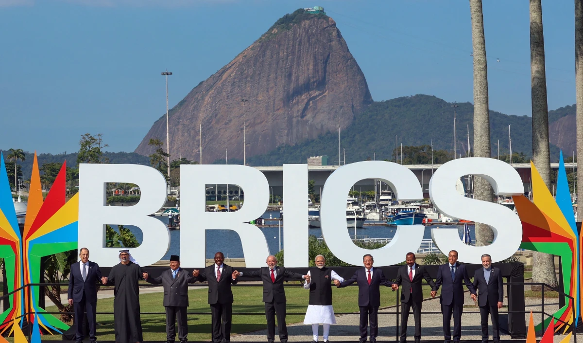 अमेरिका के दबाव में BRICS? दक्षिण अफ्रीका के डर को दरकिनार कर Iran ने ‘विल फॉर पीस’ अभ्यास के लिए भेजा वॉरशिप अमेरिका के दबाव में BRICS? दक्षिण अफ्रीका के डर को दरकिनार कर Iran ने 'विल फॉर पीस' अभ्यास के लिए भेजा वॉरशिप
