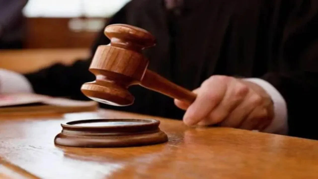 अयोध्या के भदरसा गैंगरेप केस में कोर्ट का बड़ा फैसला, सपा नेता मोईद खान बरी; नौकर राजू खान दोषी करार अयोध्या के भदरसा गैंगरेप केस में कोर्ट का बड़ा फैसला, सपा नेता मोईद खान बरी; नौकर राजू खान दोषी करार