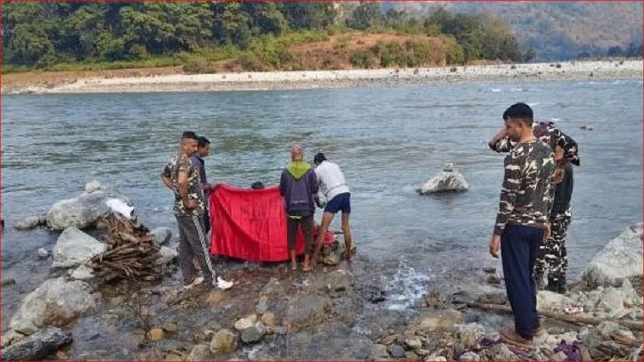 उत्तराखंड के इस गांव में पलायन का ऐसा संकट, अर्थी को कंधा देने के लिए भी नहीं मिल रहा था कोई,SSB जवानों ने करवाया अंतिम संस्कार उत्तराखंड के इस गांव में पलायन का ऐसा संकट, अर्थी को कंधा देने के लिए भी नहीं मिल रहा था कोई,SSB जवानों ने करवाया अंतिम संस्कार